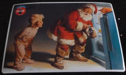 924067-13 coca cola ijzeren plaatje kerstman bij koelkast 15x20 cm € 2,50.jpeg
